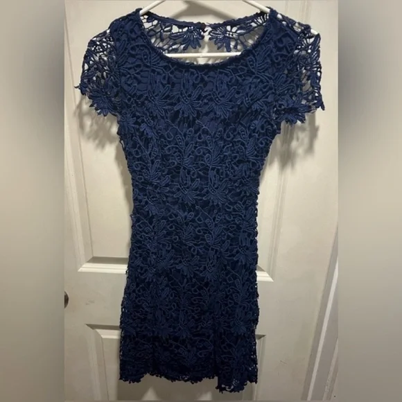 Lulu's open-back lace dress - Picture 3 of 5